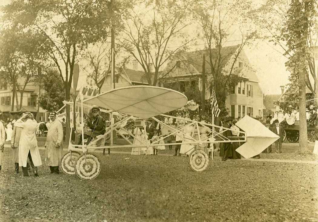 1910-Carnival-Branford-Point-Float.jpg