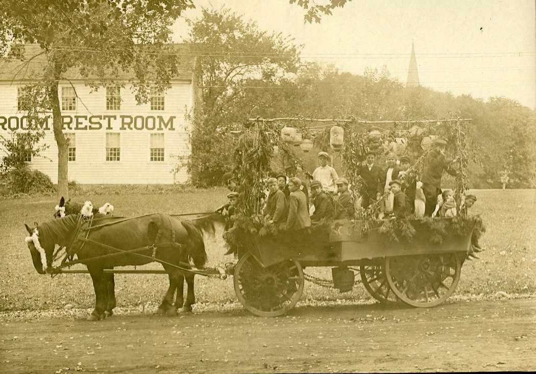 1910-Carnival-Stony-Creek-School-float.jpg