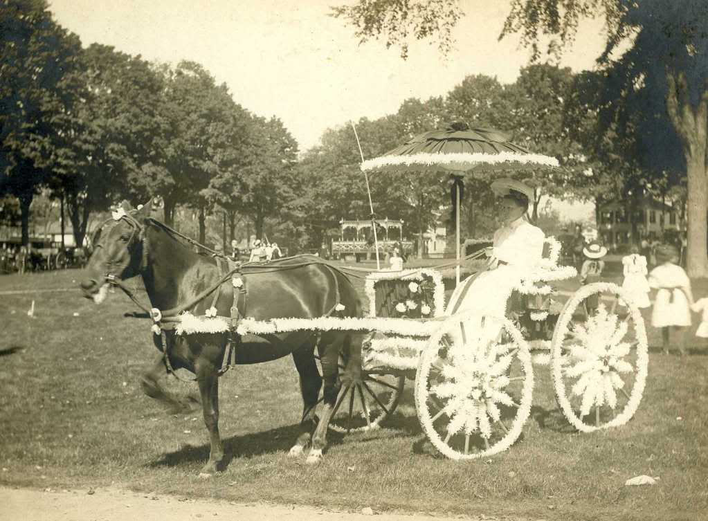 1905-Carnival-Mrs-George-E-Evans-Melvina.jpg