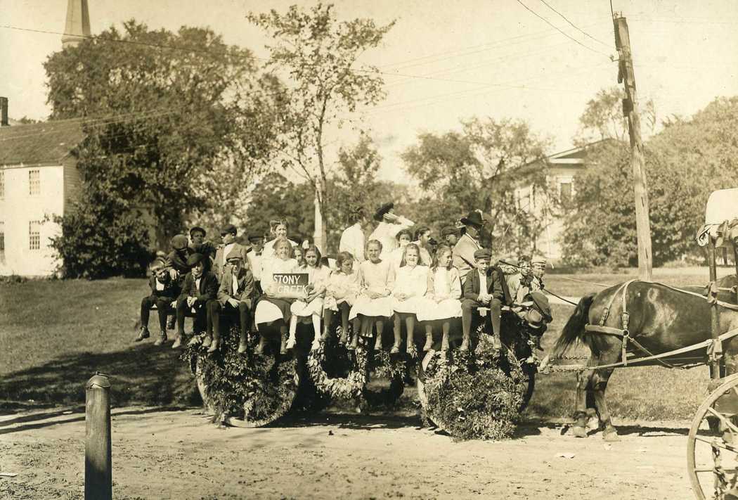 1909-Carnival-Stony-Creek-School-float.jpg