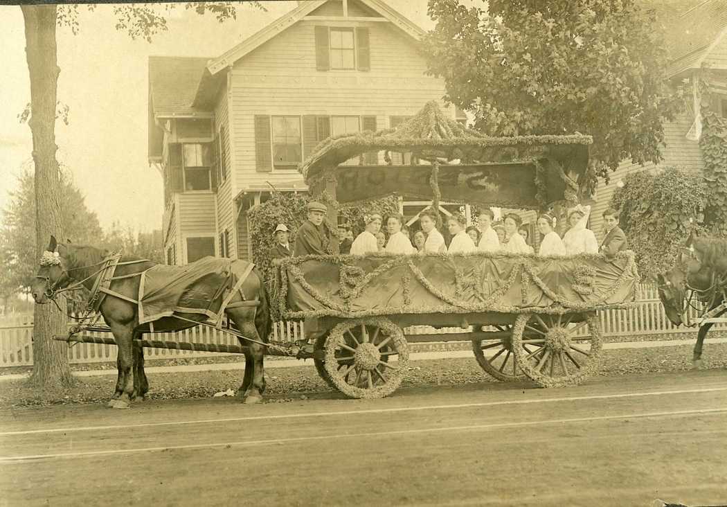 1910-Carnival-High-School-seniors-Class-of-1911.jpg