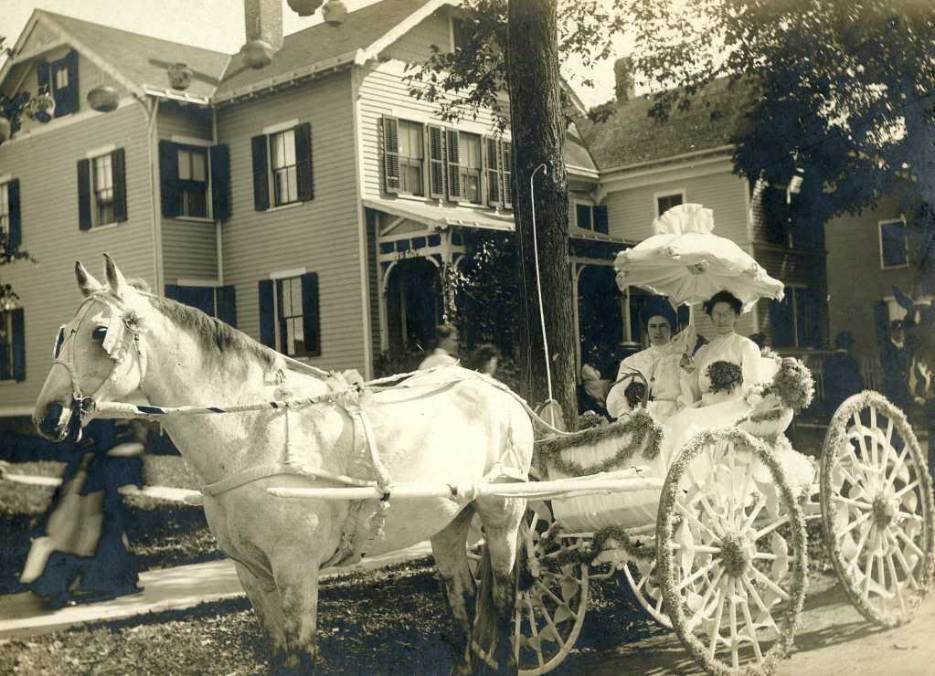 1905-Carnival-Mrs-Seymour-Linsley-&-Miss-Pauline-Smith.jpg
