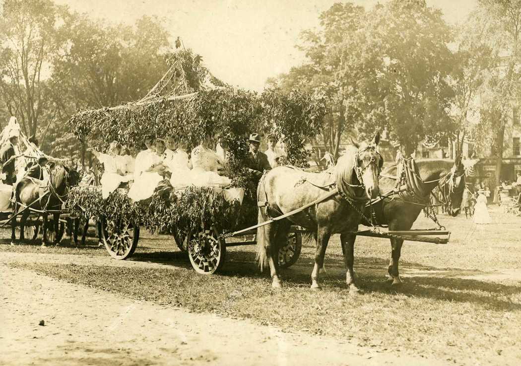 1909-Carnival-Unidentified-Float-2.jpg