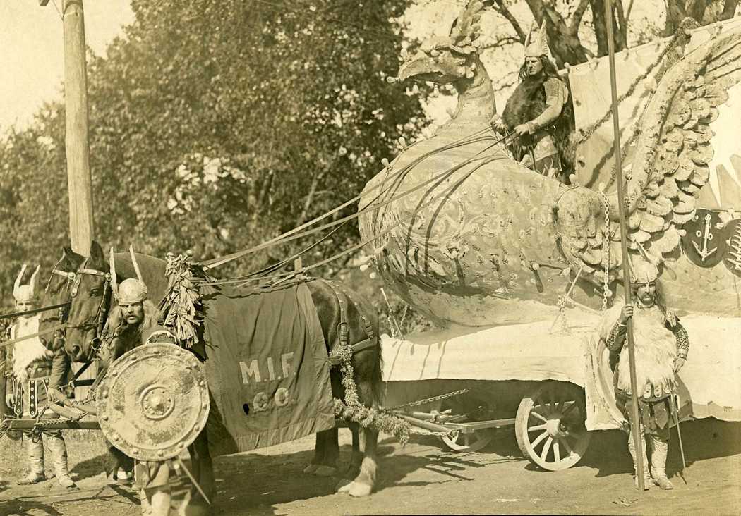 1910-Carnival-MIF-Co-float-2.jpg