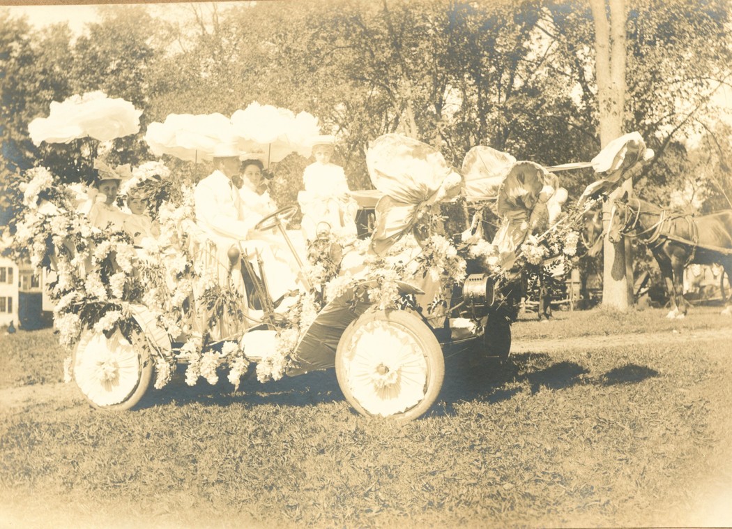 1906-Carnival-VT-Hammer-&-Family.jpg