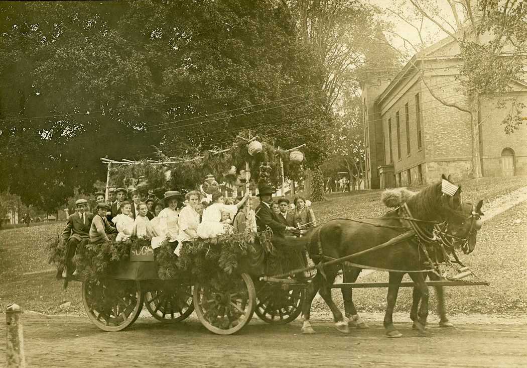 1910-Carnival-Stony-Creek-School-float-2.jpg