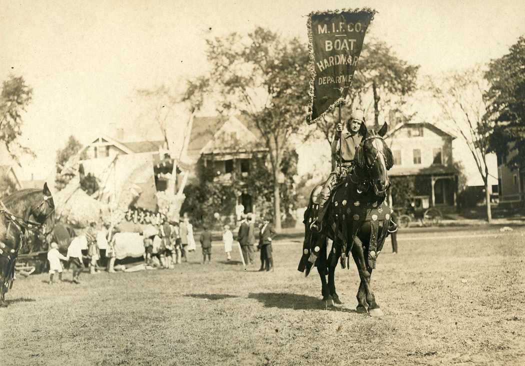 1910-Carnival-MIF-Co-float-7.jpg