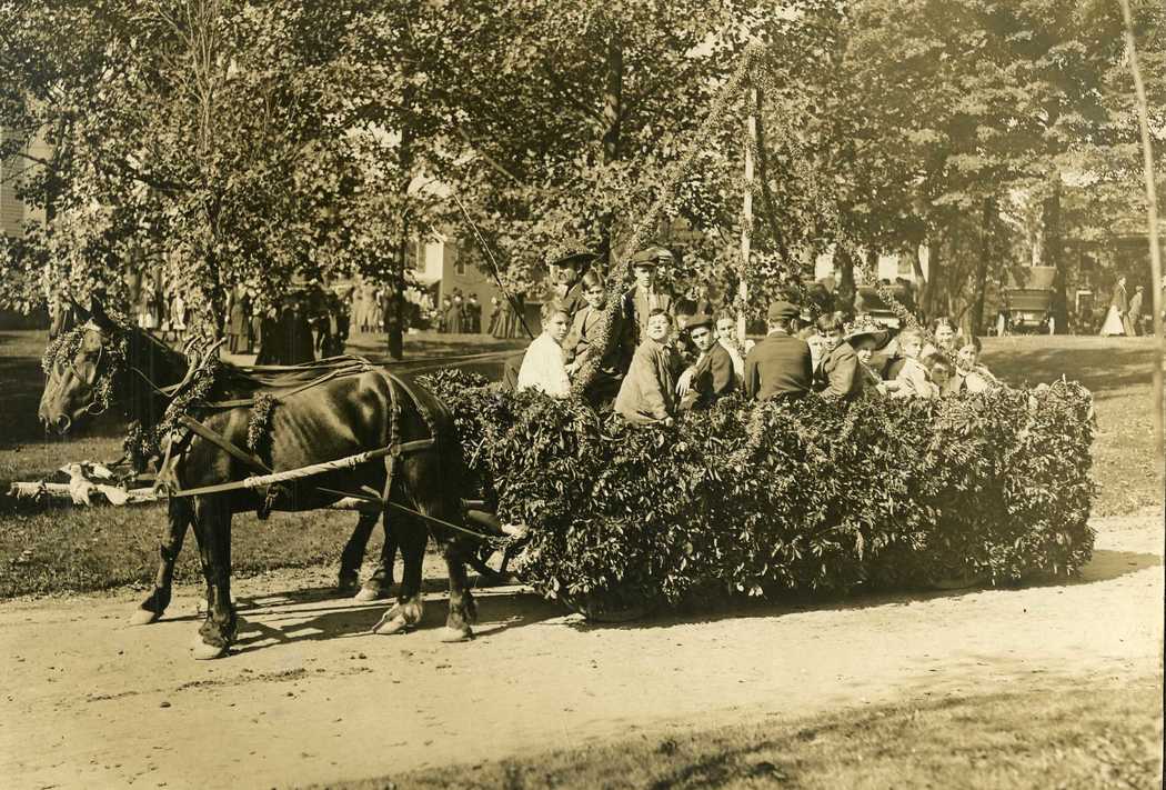 1909-Carnival-Center-School-float-7th-grade.jpg