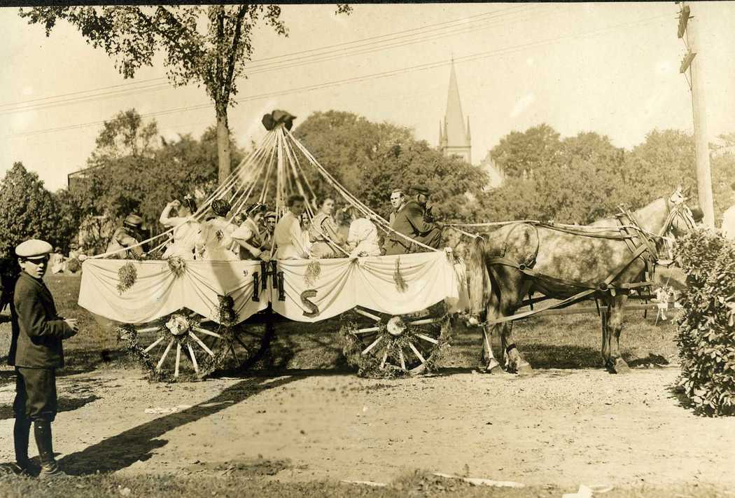 1909-Carnival-High-School-Class-of-1911.jpg