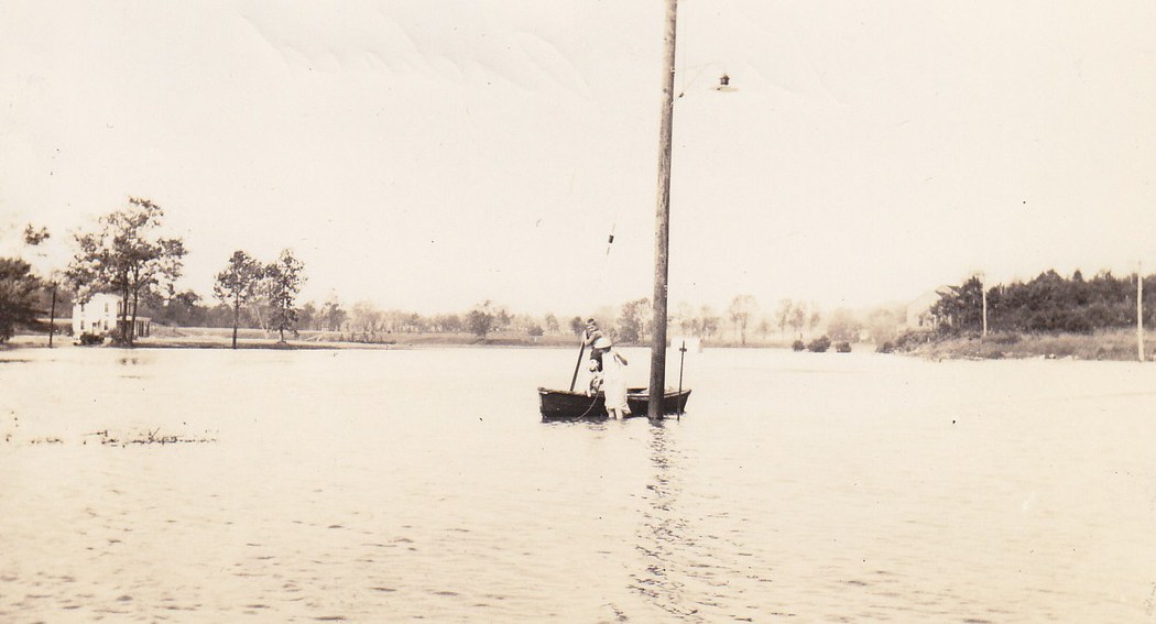 Phyllis-&-Bobby-Winters-in-boat.jpg