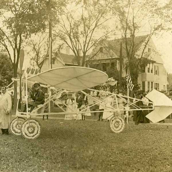 1910-Carnival-Branford-Point-Float.jpg