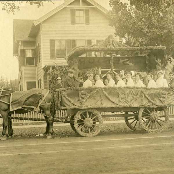 1910-Carnival-High-School-seniors-Class-of-1911.jpg