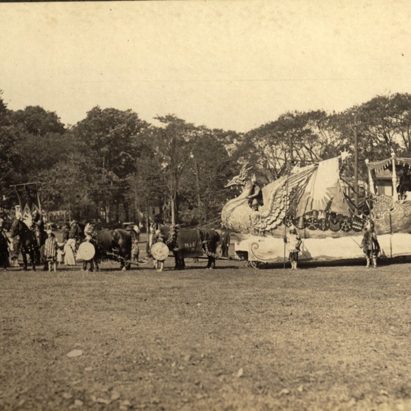 1910 Carnival: M.I.F. Co. Float #8