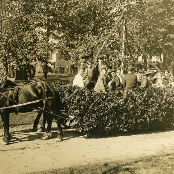 1909-Carnival-Center-School-float-7th-grade.jpg