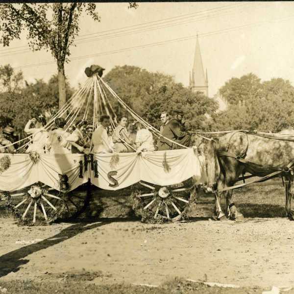 1909-Carnival-High-School-Class-of-1911.jpg