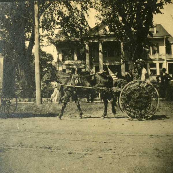 1905 Carnival: Mr. &amp; Mrs. Elon Bragg 